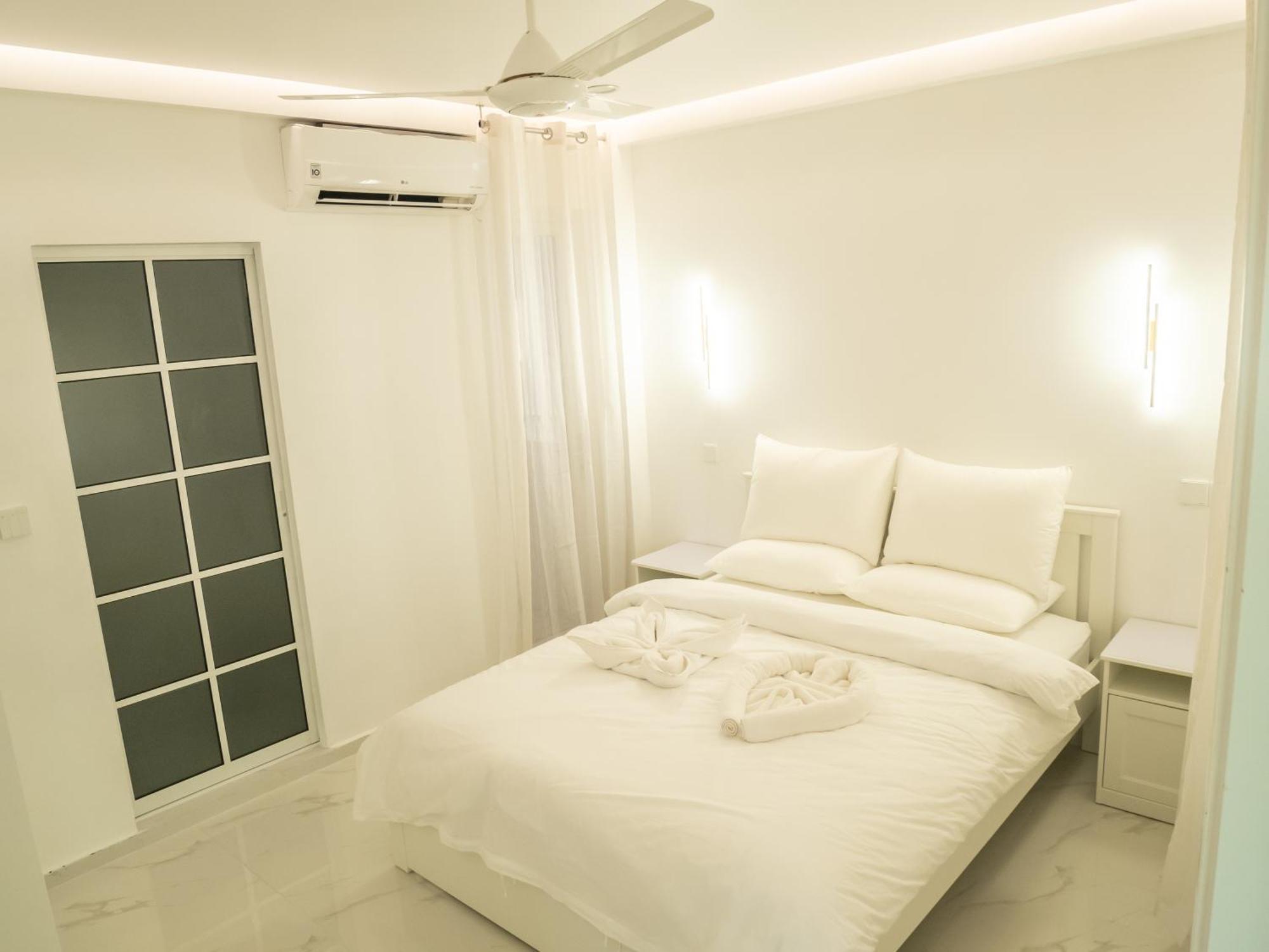 Beachfront Apartment Male Exterior photo